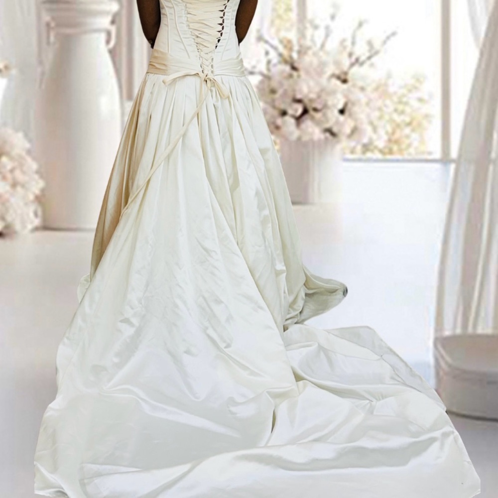 Maggie Sottero Memories Corset Wedding Gown w/Bustle & Free Bling Flip Flops - Picture 3 of 6